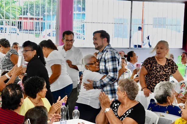 Con marimba y regalos, festeja Marcos Isleño a los abuelitos de Medellín