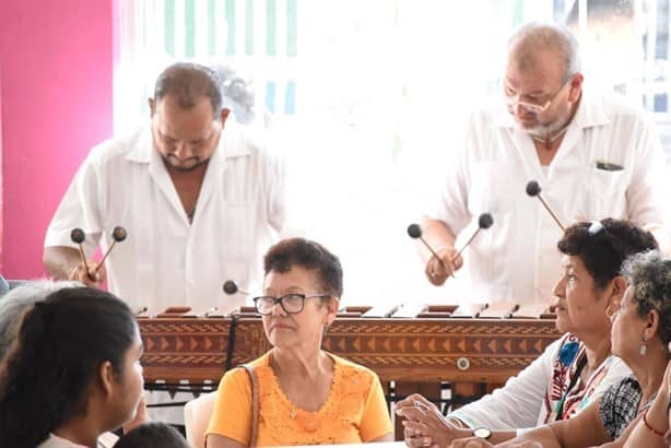 Con marimba y regalos, festeja Marcos Isleño a los abuelitos de Medellín