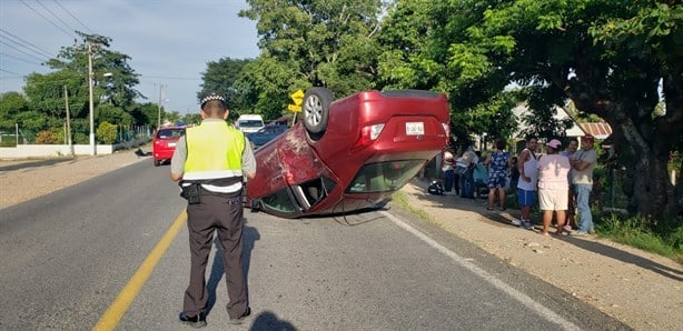 Aparatoso accidente en carretera de Cosamaloapan: dos heridos