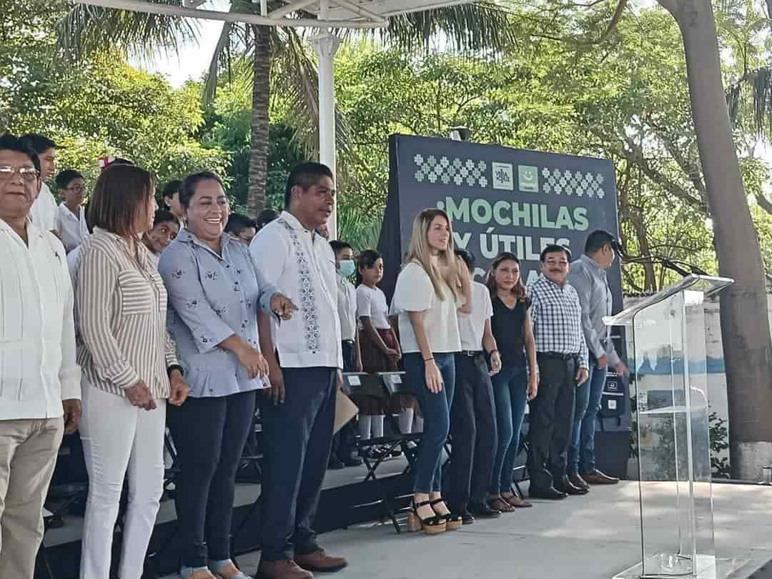 Se entregaron paquetes escolares en escuelas de Veracruz; se destinaron 18 mdp