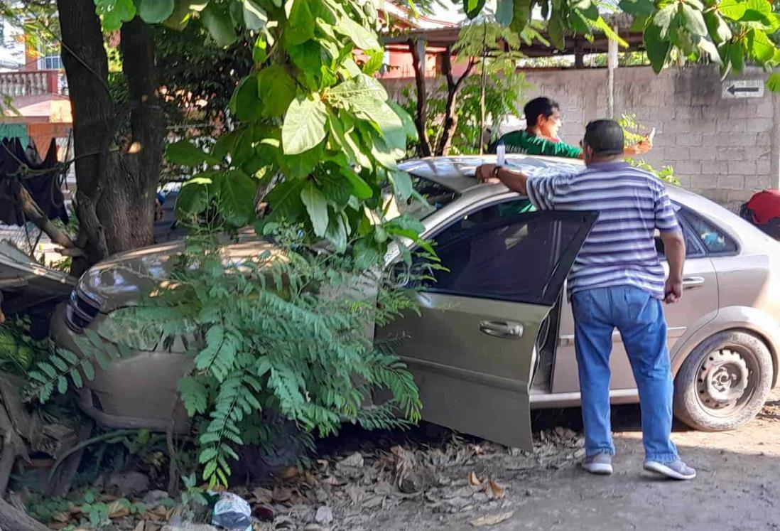 Mujer choca su automóvil contra jardín de su vecina en la colonia Las Amapolas