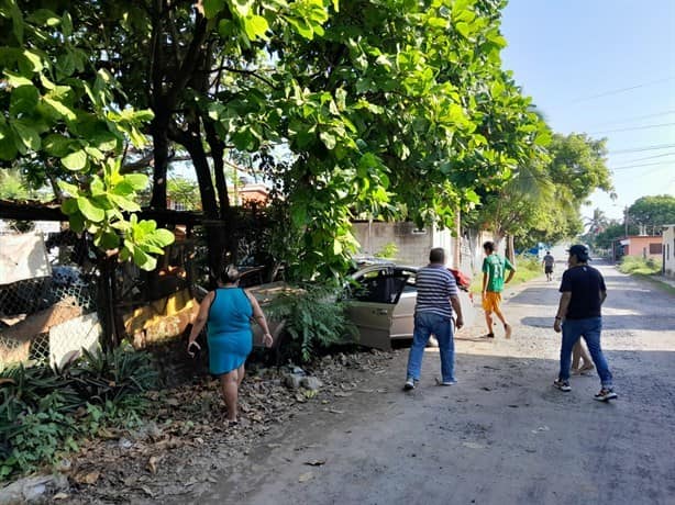 Mujer choca su automóvil contra jardín de su vecina en la colonia Las Amapolas