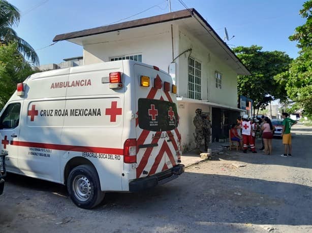 Mujer choca su automóvil contra jardín de su vecina en la colonia Las Amapolas