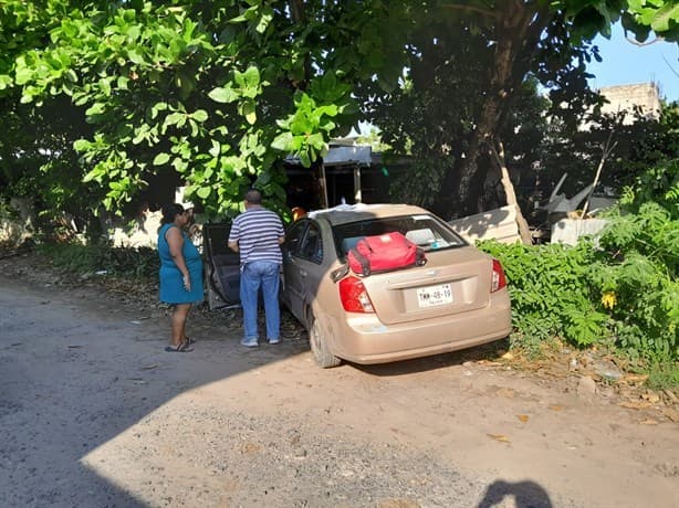 Mujer choca su automóvil contra jardín de su vecina en la colonia Las Amapolas