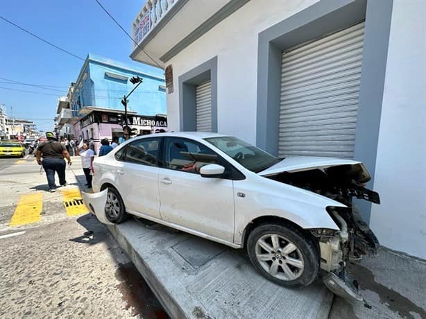 Aparatoso accidente entre dos vehículos en la avenida 5 de Mayo