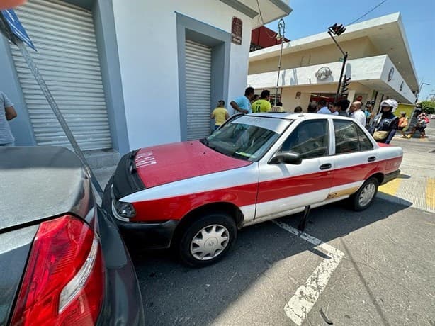 Aparatoso accidente entre dos vehículos en la avenida 5 de Mayo