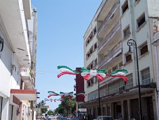 Instalan adornos patrios en calles del Centro Histórico de Veracruz