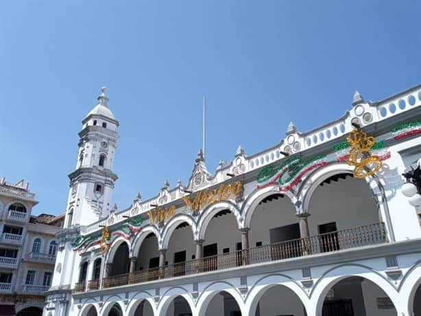 Instalan adornos patrios en calles del Centro Histórico de Veracruz