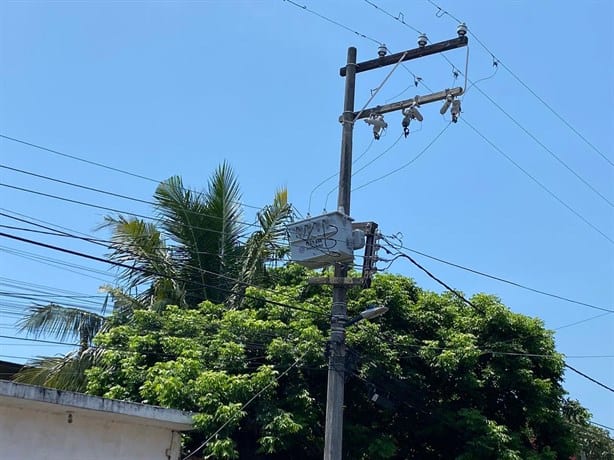 ¡Calor y más calor! Así pasaron la noche vecinos de la colonia Heriberto Jara tras explotar poste de CFE | VIDEO