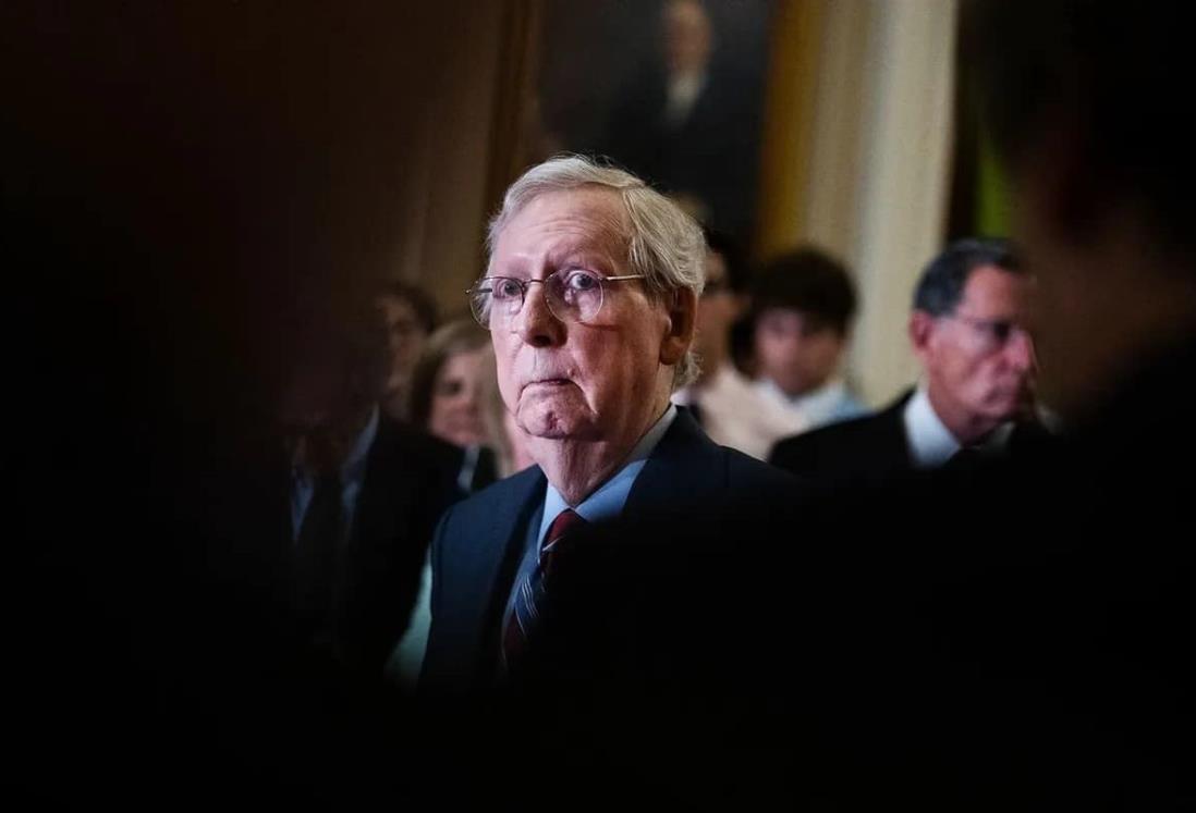 Senador Mitch McConnell se vuelve a “congelar” ante periodistas de EU | VIDEO