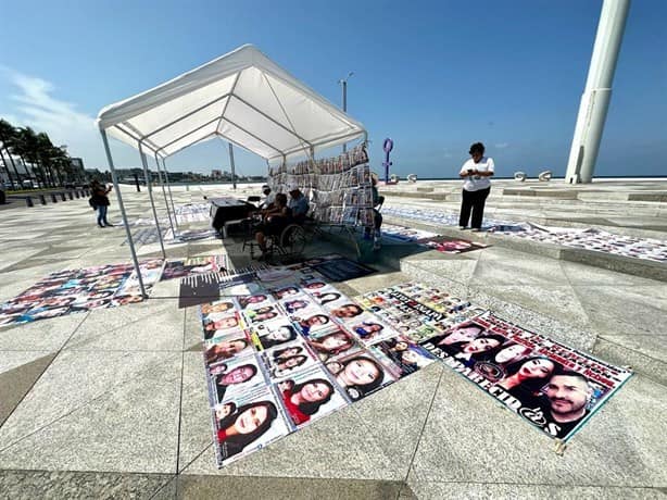 Colectivos colocan en Plaza de la Soberanía, en Veracruz fotos de personas desaparecidas de todo el país