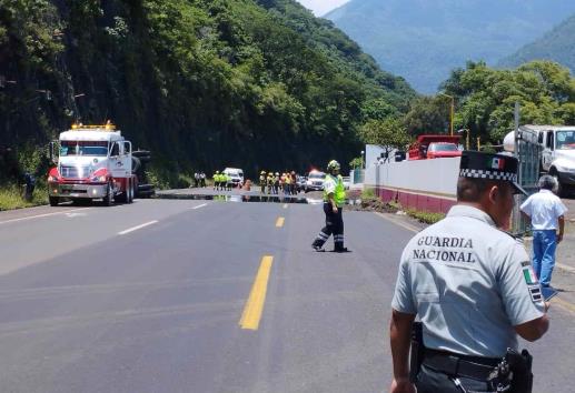 Vuelca carrotanque con combustóleo en la Puebla-Orizaba ¡Cuidado! (+Video)