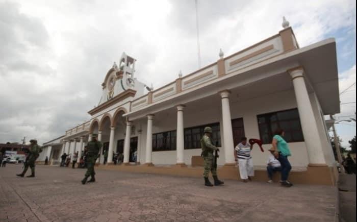 Denuncian presunto daño patrimonial del ayuntamiento de Tlalixcoyan en obra de pavimentación