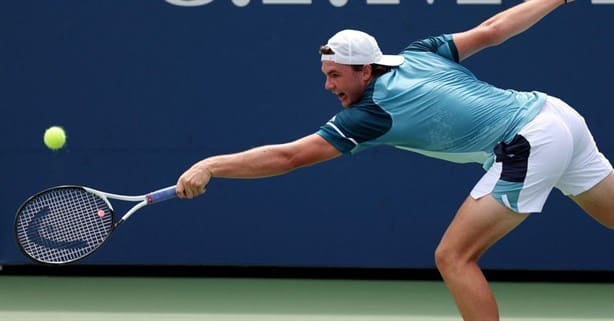 Alarga Stefanos Tsitsipas mala racha en el tenis