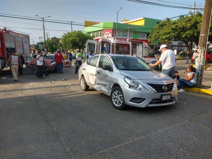Aparatoso choque en Coatzacoalcos deja 5 lesionados, incluyendo un menor de edad