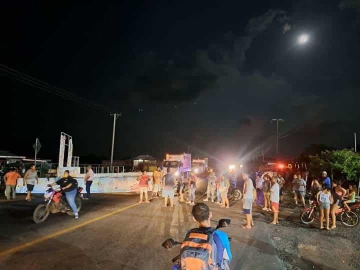 Habitantes de Salinas bloquearon la carretera Paso del Toro-Alvarado