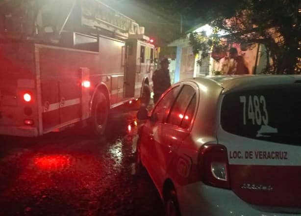 Taxista se queda dormido y se le incendia unidad en Veracruz