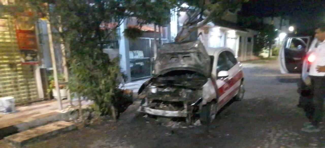 Taxista se queda dormido y se le incendia unidad en Veracruz