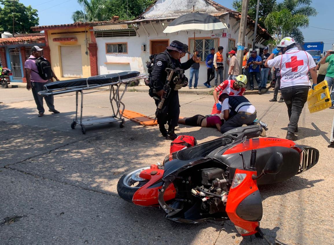Joven ama de casa oluteca grave tras choque en Acayucan ¡No traía casco!