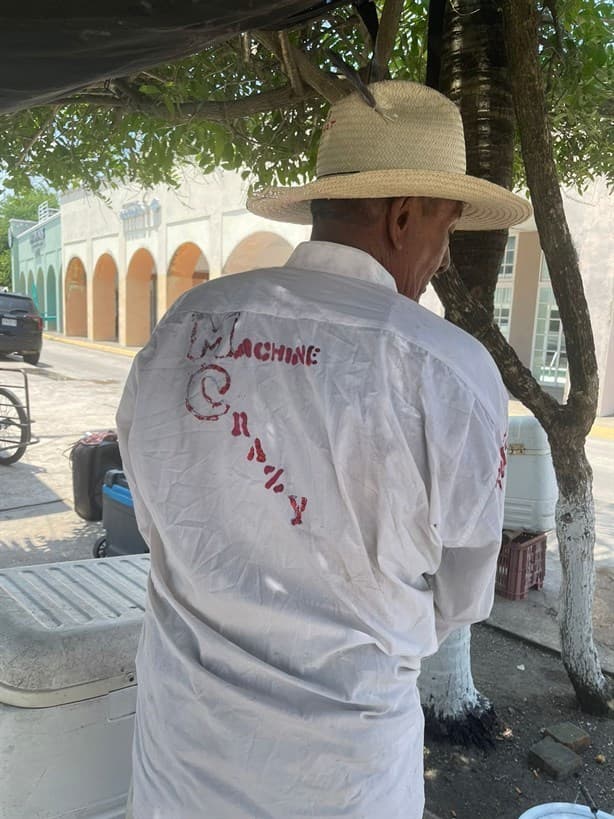 A sus 80 años, Manuel y La Máquina surcan el Golfo de México en busca de pescado