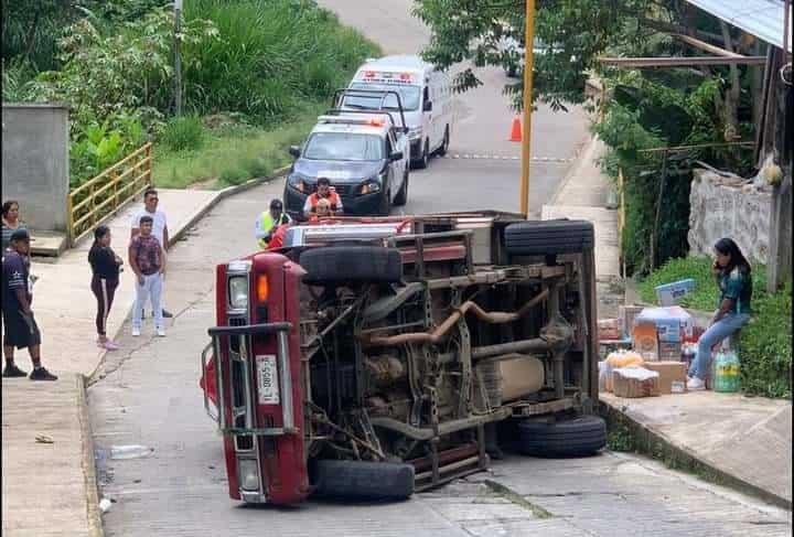 Vuelca camioneta cargada con abarrotes