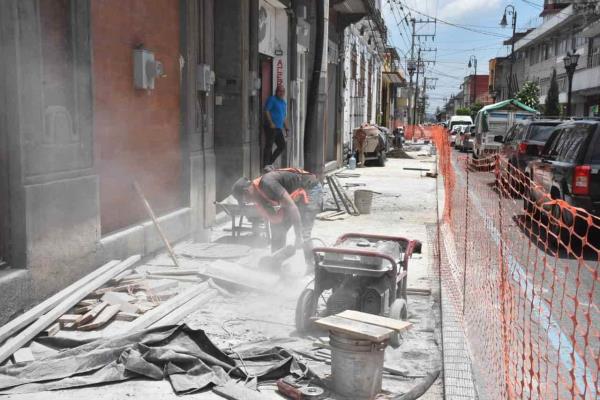 Obra de ampliación de banquetas afecta a comerciantes en Orizaba