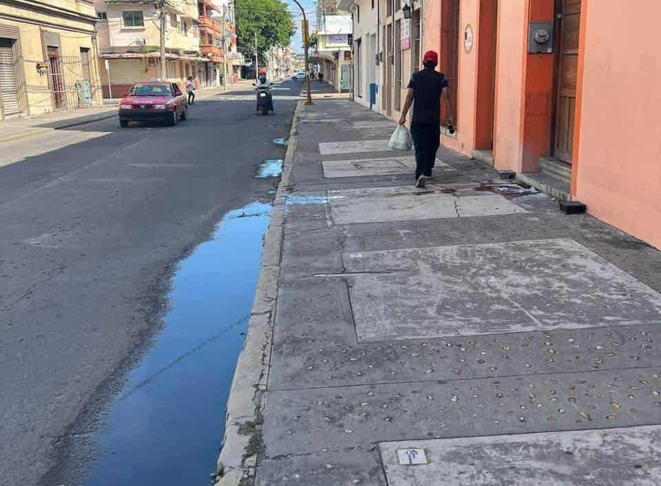 Fuga de aguas negras invade de olores el Centro de Veracruz