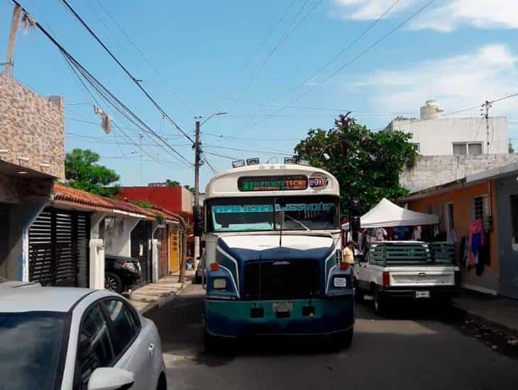 Irresponsable chofer deja mal estacionado el camión y se mete a un Motel