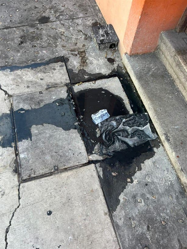 Fuga de aguas negras invade de olores el Centro de Veracruz