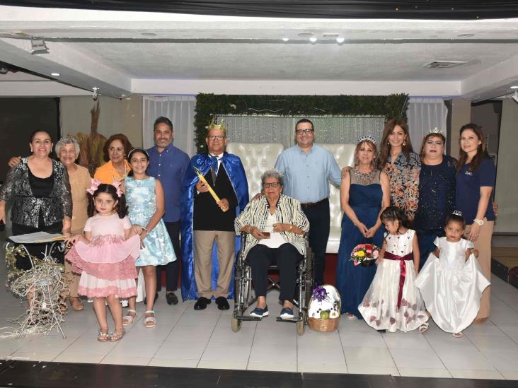 Casa Enlace Club Virginia corona a los Reyes de la Tercera Edad 2023