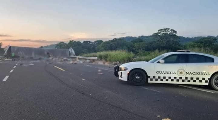 Vuelca el tráiler y queda bloqueada la autopista Poza Rica-Cardel