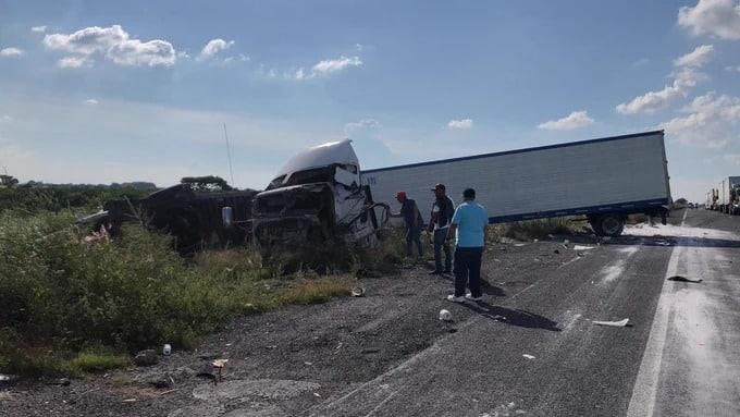 Tráileres chocan en autopista a Cosoleacaque; vecinos trataron de hacer rapiña