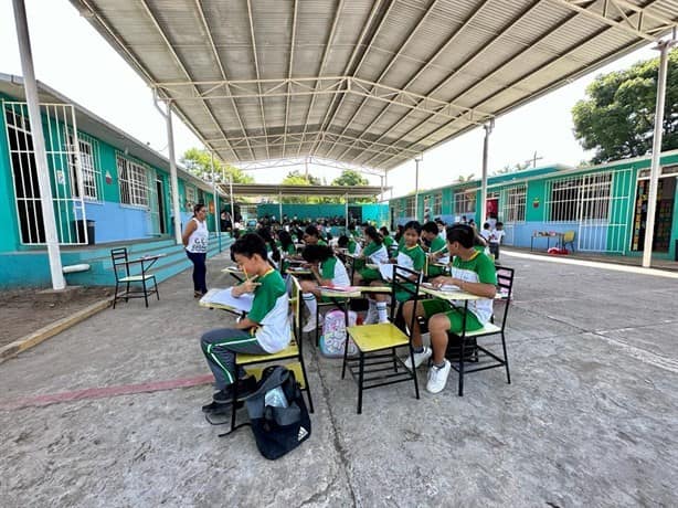 Niños toman clases en patio de primaria en Veracruz por falta de luz