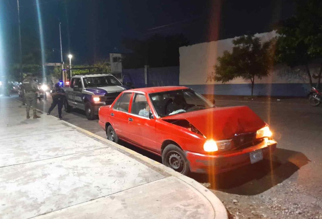 Abuelito se queda dormido al volante y choca en la colonia 21 de abril