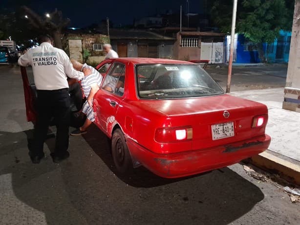 Abuelito se queda dormido al volante y choca en la colonia 21 de abril