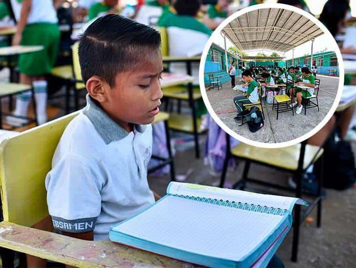 Niños toman clases en patio de primaria en Veracruz por falta de luz