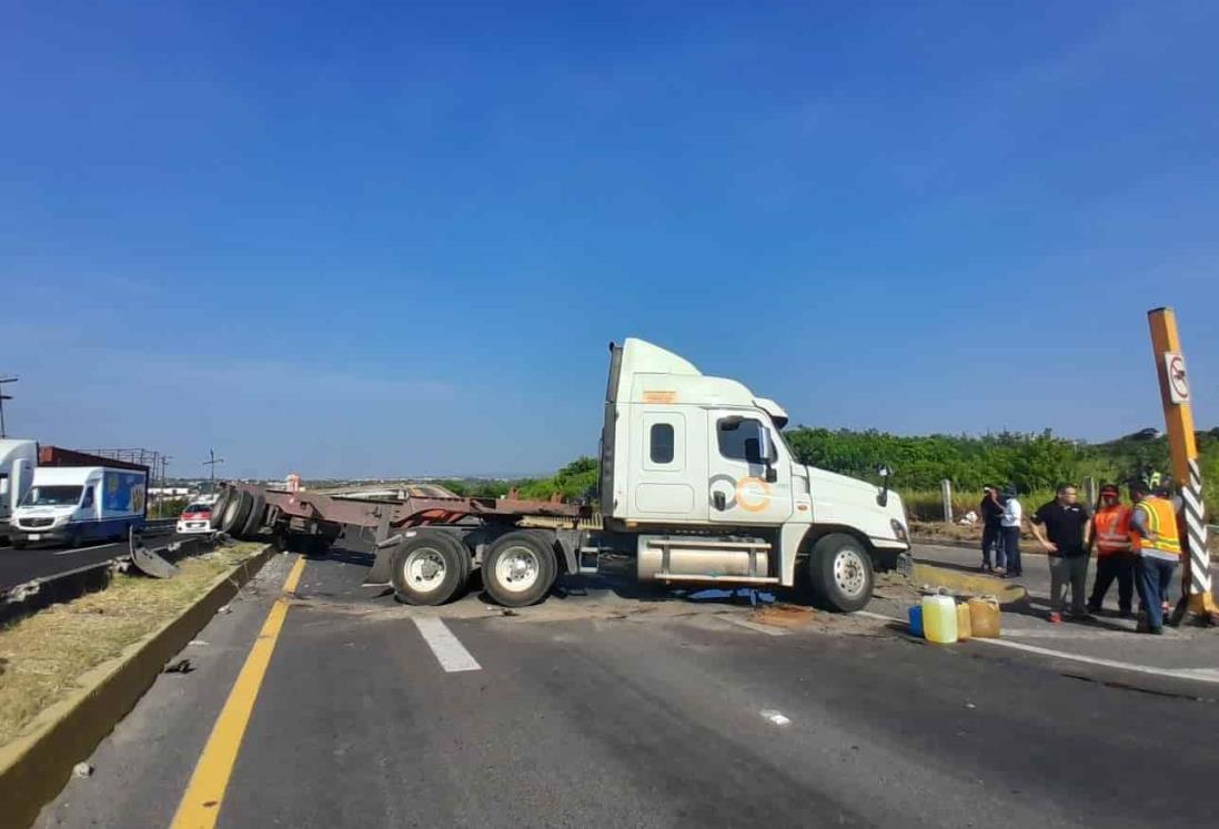 Caos vial en zona norte de Veracruz por accidente de tráiler