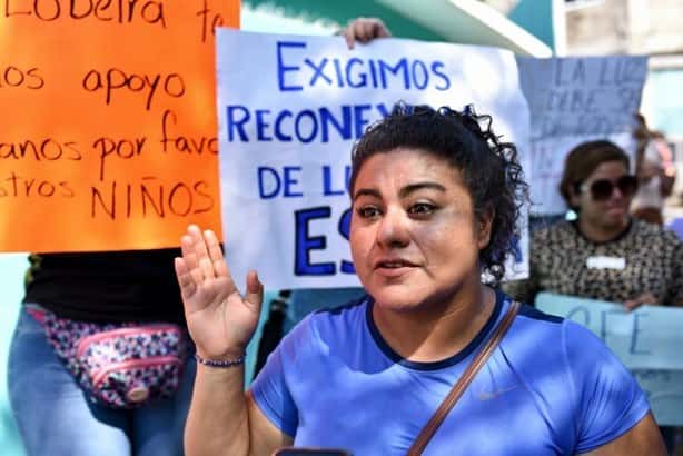 Niños toman clases en patio de primaria en Veracruz por falta de luz