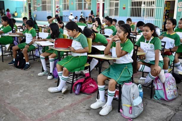 Niños toman clases en patio de primaria en Veracruz por falta de luz