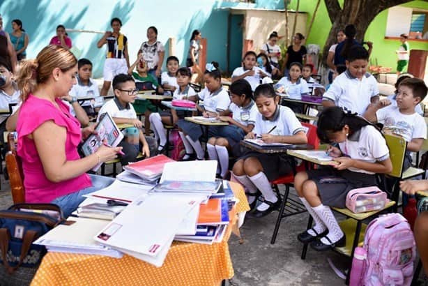 Niños toman clases en patio de primaria en Veracruz por falta de luz