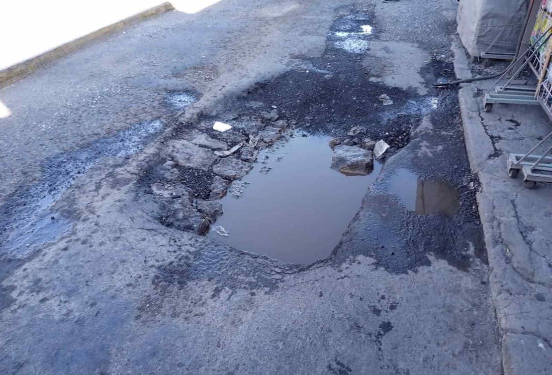 Alertan de gigantesco bache en la calle Hidalgo, en Veracruz