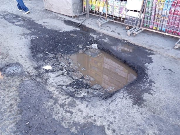 Alertan de gigantesco bache en la calle Hidalgo, en Veracruz