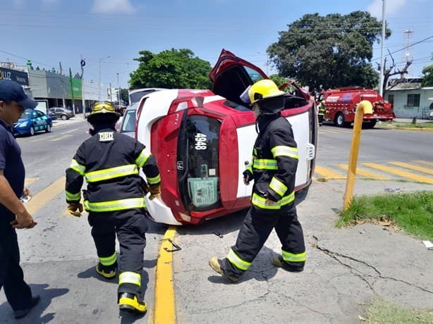 Aparatoso choque entre taxi y camioneta en Fransico Canal