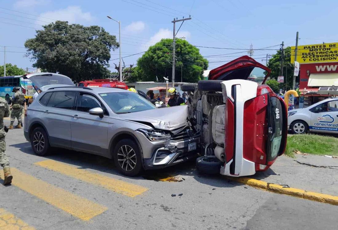 Aparatoso choque entre taxi y camioneta en Fransico Canal