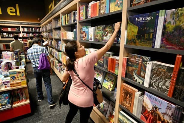 Tania y Marián madrugan por apertura de Librerías Gandhi en Veracruz