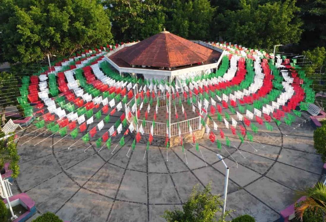 Adornan Úrsulo Galván con colores patrios