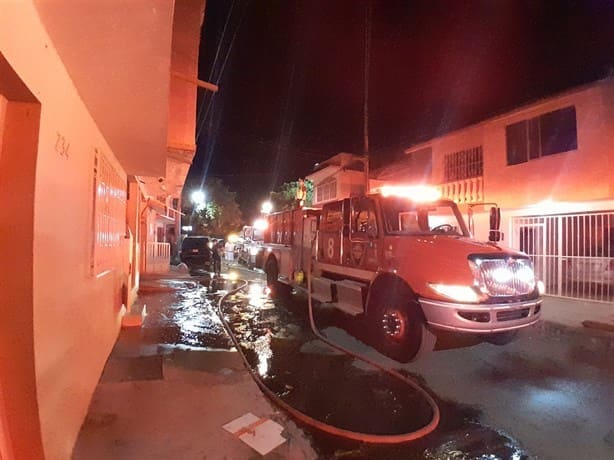 Cortocircuito en aire acondicionado incendia vivienda en el Fraccionamiento Virginia | VIDEO