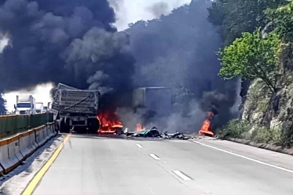Accidente de tráileres mantiene cerrada la Córdoba-Veracruz