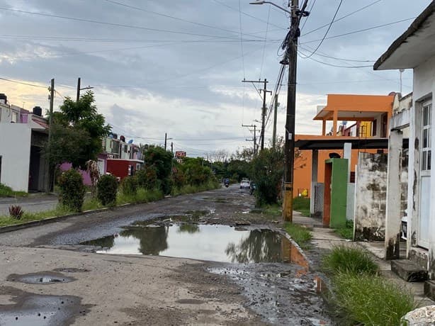 Más hoyos y baches que calle, denuncian vecinos del Fraccionamiento La Florida, en Veracruz