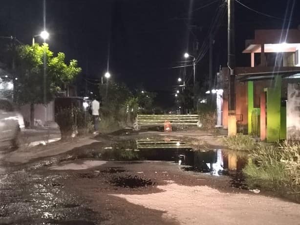 Más hoyos y baches que calle, denuncian vecinos del Fraccionamiento La Florida, en Veracruz